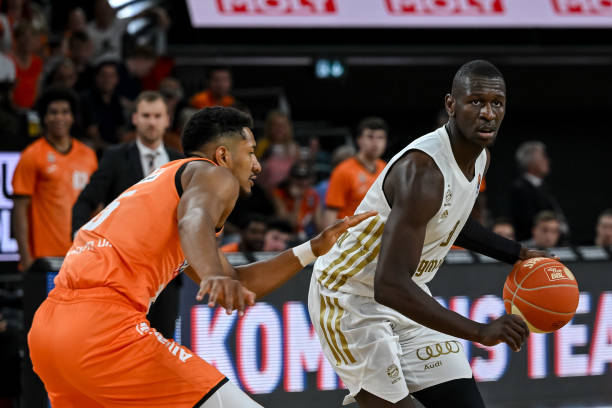 两支劲旅继 两支劲旅继